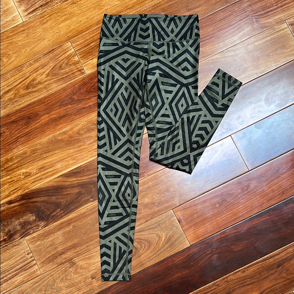 Women’s Size 6 Lululemon Geometric Patterned Leggings